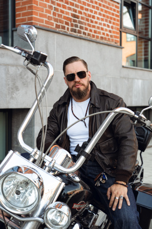 Солнцезащитные очки INVU P1002C с чехлом 20057